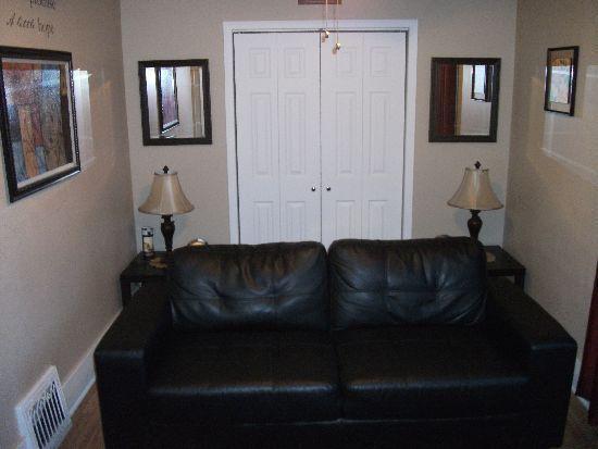 Nice fully furnished 1 bedroom upstairs! Avail. June 1st!!