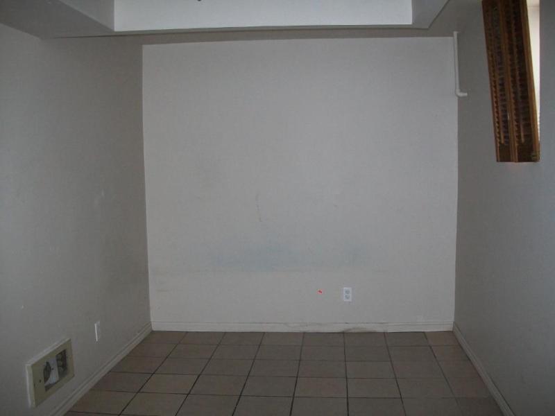 BACHELOR APT ON UNIVERSITY & CURRY - $450 INC