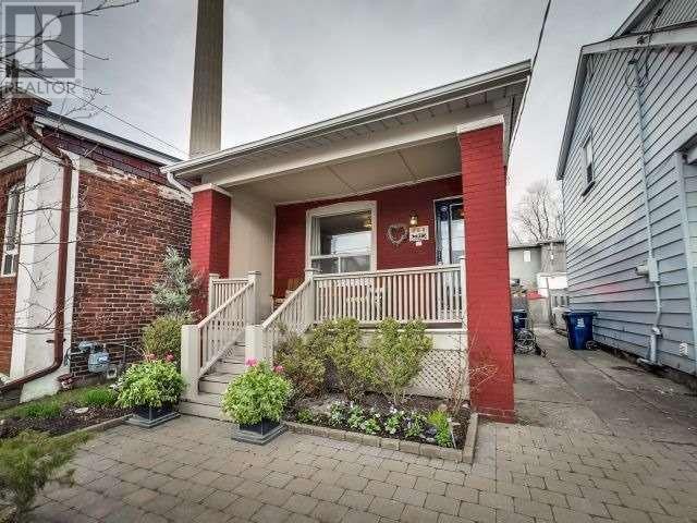 ** Adorable! This Cute-As-A-Button 2 Bedroom Detached House **