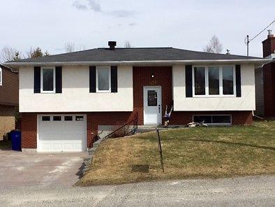 NEW PRICE! BEAUTIFUL HOME IN GREAT NEIGHBOURHOOD!