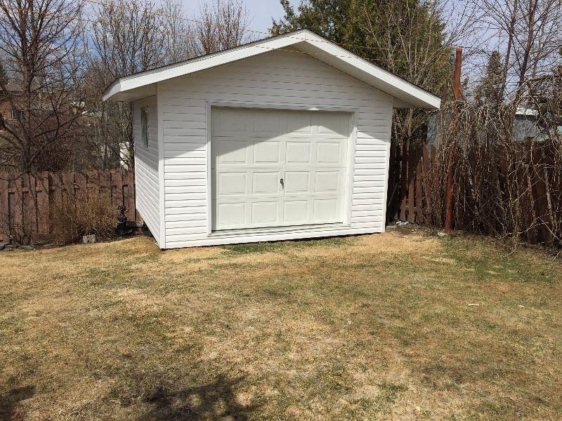 NEW PRICE! BEAUTIFUL HOME IN GREAT NEIGHBOURHOOD!