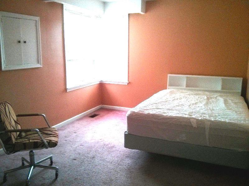 6 mins to Kennedy Station, Eglinton/Midland - Room in a House