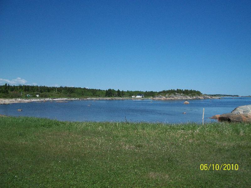 BEAU TERRAIN PLAT AU BORD DE L'EAU