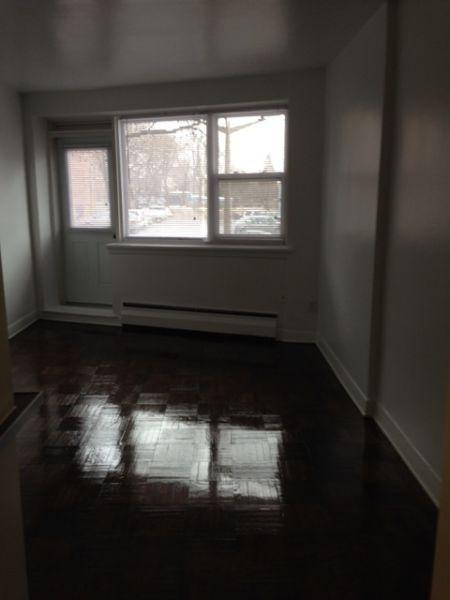 NDG -- Bright, large studios (1 1/2, 2 1/2) for rent