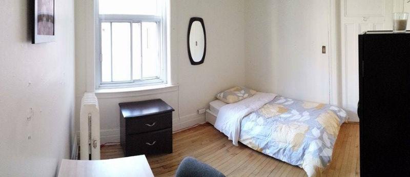 Cozy room starting from May 31st - 3 mins walking to Concordia!
