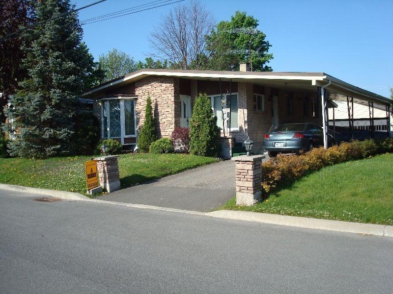 Maison bungalow en brique avec abri d'auto & grand garage double