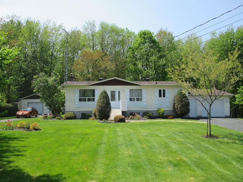 Plein-Pied avec Solarium, 2 Garages, Paysagé (duProprio: 671876)