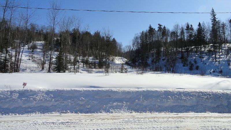 superbe terrain en montagne face aux pentes de ski