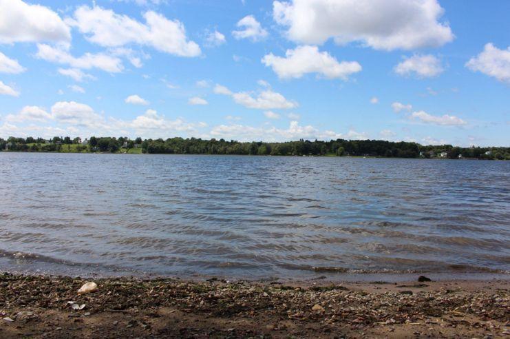 Magnifique Terrain Paisible Et Privé Au Bord D'un Lac!