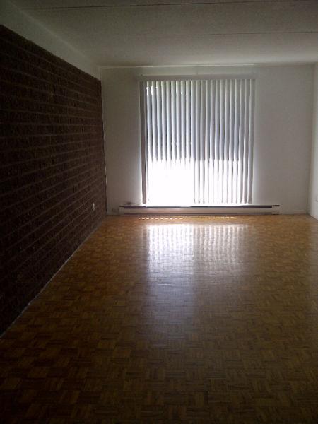 Grand 2 1/2 style loft a louer a cote de la base militaire