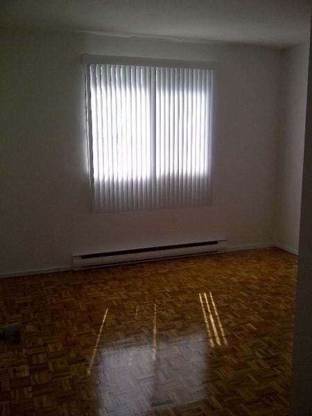 Grand 2 1/2 style loft a louer a cote de la base militaire