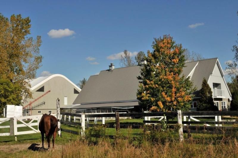 Ste-Victoire-de-Sorel,ferme équestre, domaine 2 écuries 20 box