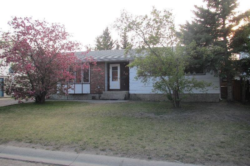 70 Dunfield Cres Affordable family home!