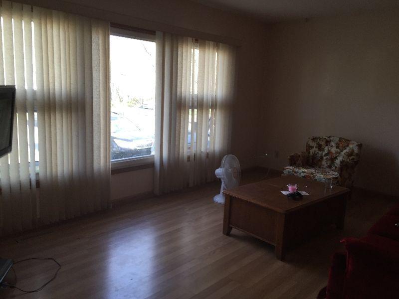 Great Location, Nice furnised rooms beside U of R Available