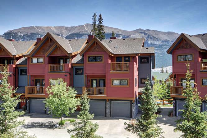 Elegant Canmore Loft Townhome