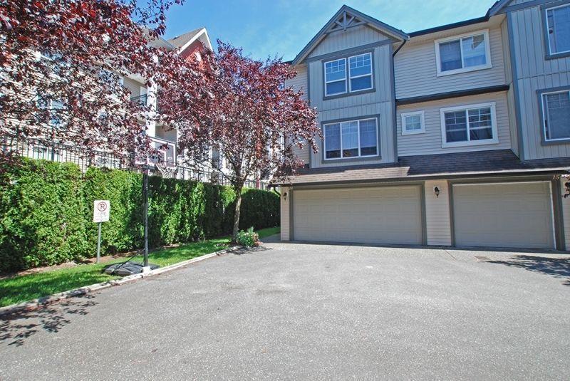 Fantastic end unit town home in a family friendly complex!