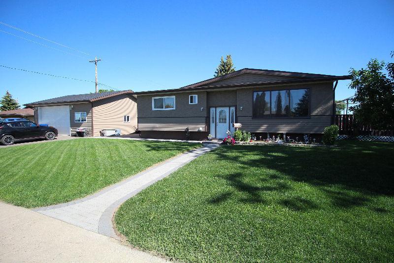 5 bedroom bungalow with 26'x28' detached heated garage REDCLIFF