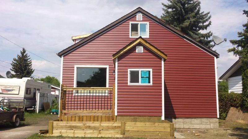 House to rent in wainwright huge deck, hotub and garage