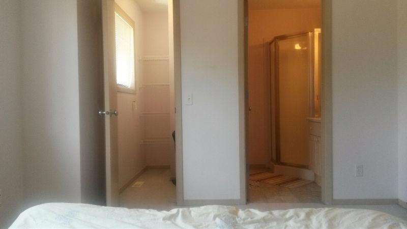 MASTER BEDROOM FOR LEASE (North of Downtown)