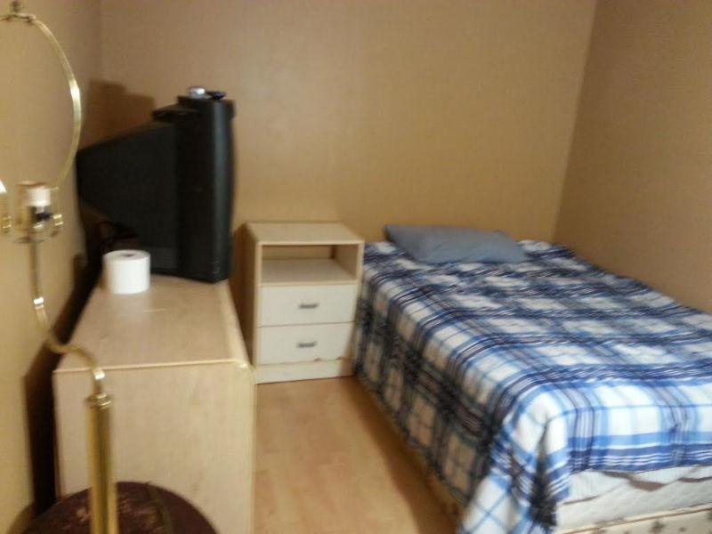 FURNISHED ROOM AVAILABLE FOR RENT TODAY@$200/W, 650/M-DOWNTOWN