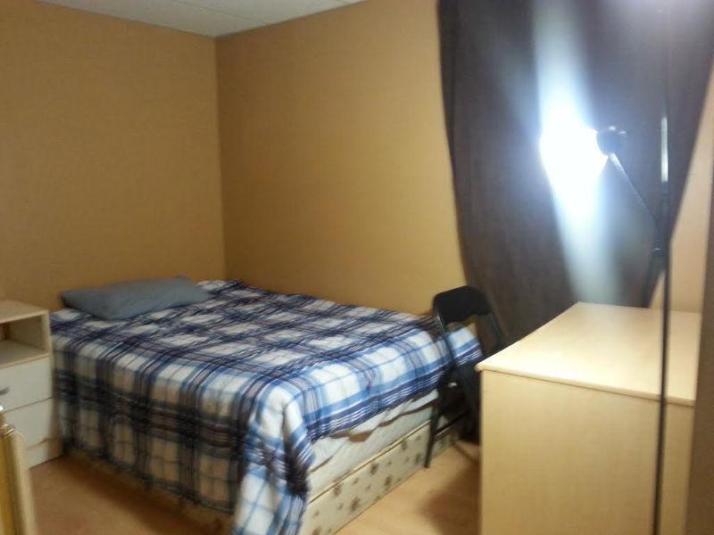 FURNISHED ROOM AVAILABLE FOR RENT TODAY@$200/W, 650/M-DOWNTOWN