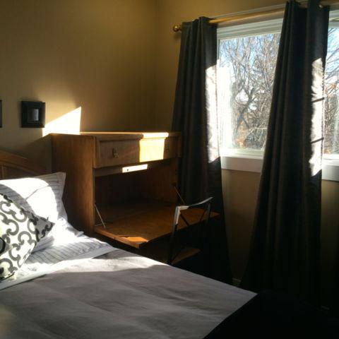STAMEDE! SUNNY ROOM 6 MIN. TO GROUNDS BY CAR, WALK TO LRT, GYM