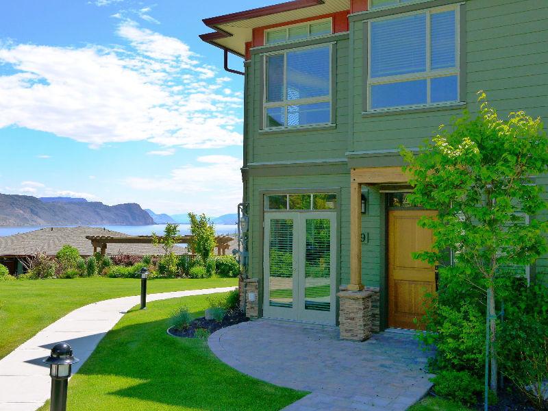 Lakeview 3BR, 2.5 bath townhouse at Tobiano