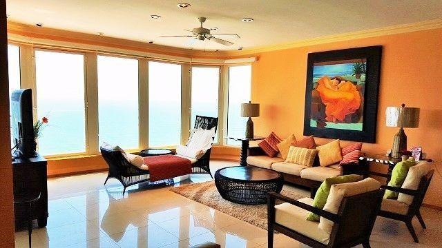 Luxurious beachfront condo in a resort-style community - NEW!