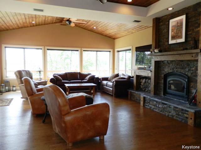 Lake view! 2BR home with highend finish on Rossman Lake MB!