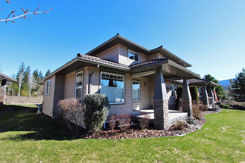 Tidy townhome in the heart of Shuswap Lake Estates in Blind Bay!