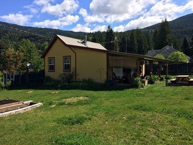 Cottage Living In A Lake Town