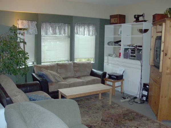 Central Location-Main Floor Furnished Room