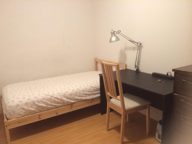 NEAR SKYTRAIN PRIVATE BEDROOM FOR STUDENT/ WORK VISA AVAIL.JULY