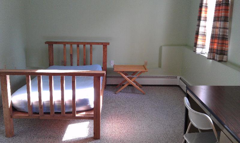Furnished room, avalable now, walk to UVic/Camosun