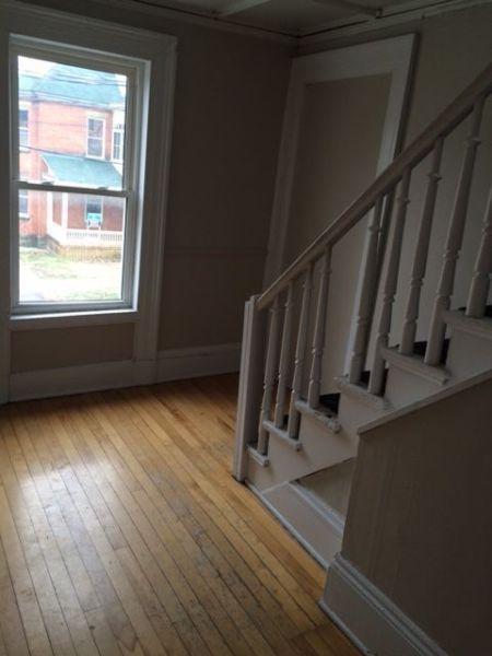 Cute 2 BDRM spread out over 2 floors! Downtown! $725