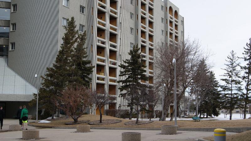 CLEAN, BRIGHT AND SPACIOUS PENTHOUSE CONDO ON PEMBINA