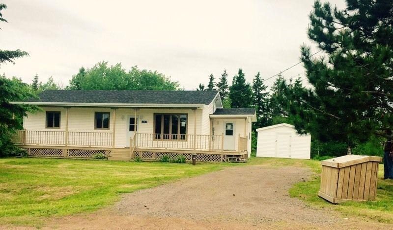 Country Bungalow Home w/ Garage Workshop, close to beaches!