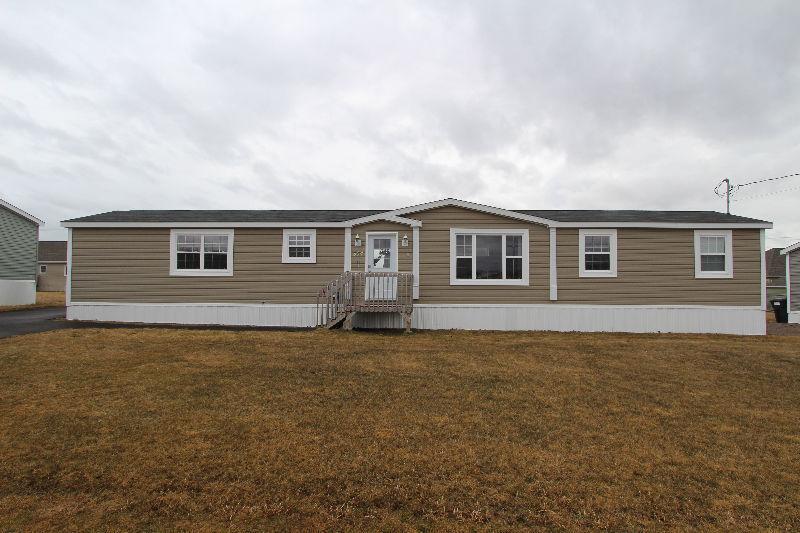 Lovely three bedroom mini-home with garage