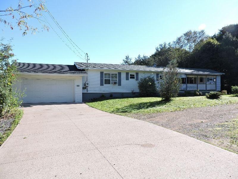 Nice mini with a full foundation and attached garage in Amherst!