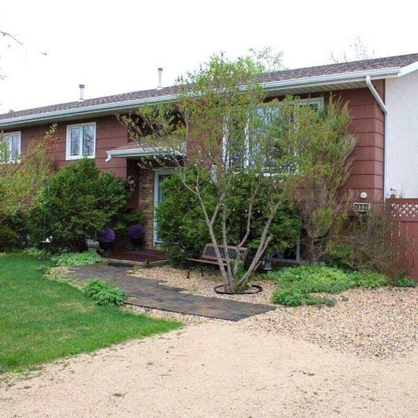 Move In Ready With HUGE Yard In Oakbank!