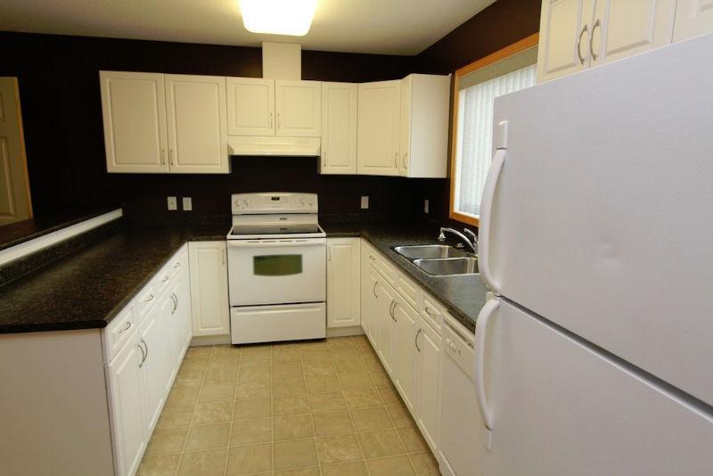 TOWNHOUSE,2 MAIN BED both w/in-suite BATH&walk-in-2 parking spot
