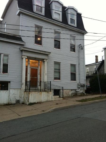 63 Sewell St. - Room Uptown, H&L, Cable/Wi-Fi and Laundry FREE