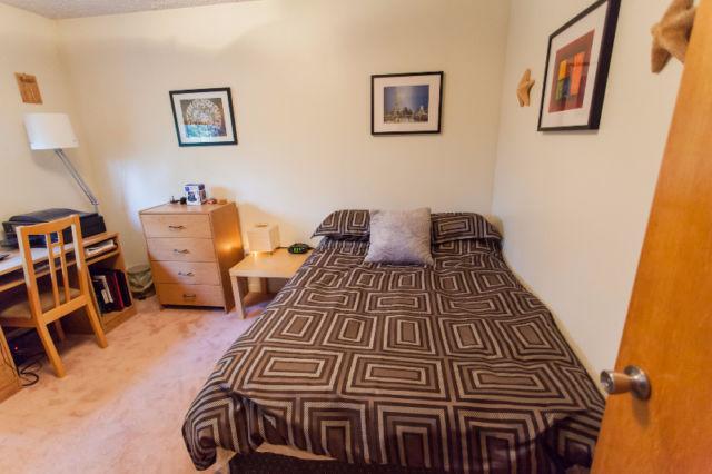 Safe and secure room, Minutes away from Mall & Mun! Avail July