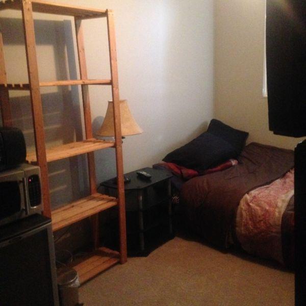 Available Aug Looking For Clean, Mature and Responsible Roommate