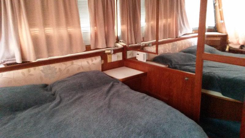 Sleep aboard luxury 2 bedroom yacht - Rent today