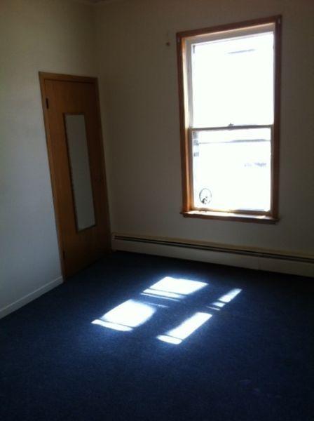 Comfortable 1 bdr in good westside Location $665 power incl