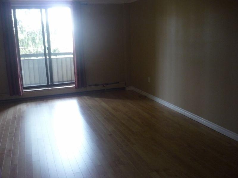 2 bedroom condo for rent close to St Clair College