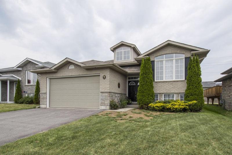 Must See! Gorgeous Home with Fenced Backyard - 7 Ridgeview Lane