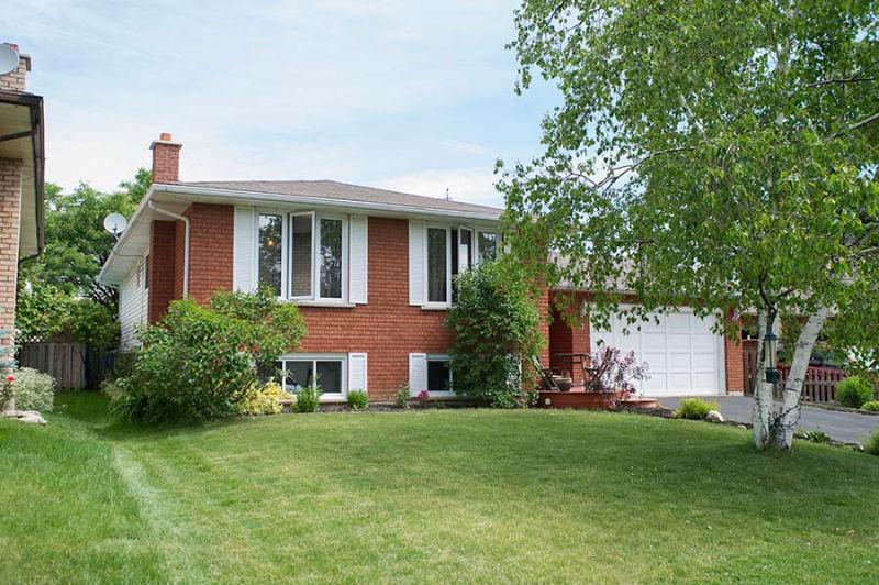 11 FLAMBORO COURT - 3+1 bedrooms, 2 bathrooms & a pool!