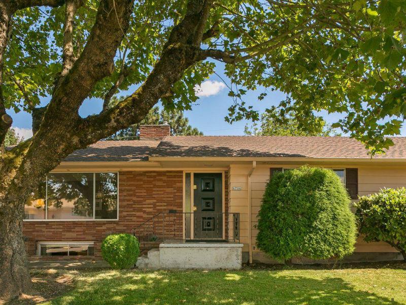 Wanted: Couple Looking For North End 1960s Brick Bungalow or Ranch